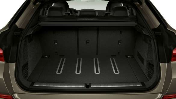 Bagageutrymmet i BMW X6. Närbild på bagageutrymmet i BMW X6 M50i.