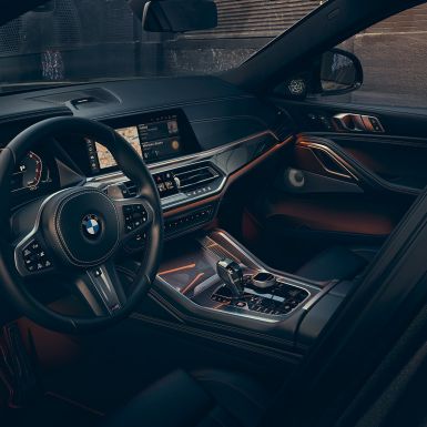Förarplats med fokus på 12,3” displayer. BMW X6-förarplats med fokus på 12,3” displayer.