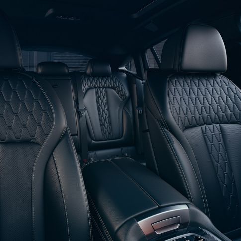 BMW X6-klädsel. BMW X6-interiör med fokus på klädsel.