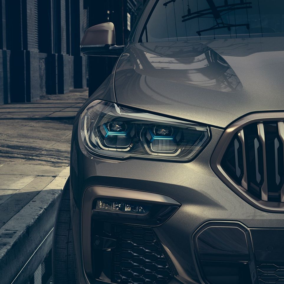 BMW-laserstrålkastare. Närbild på BMW X6 med fokus på laserstrålkastarna.
