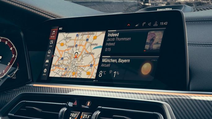 Förarplats med fokus på 12,3” displayer. BMW X6 förarplats med fokus på 12,3” displayer.