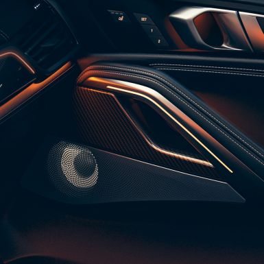 BMW X6-högtalare. Närbild på BMW-interiör med fokus på högtalare.