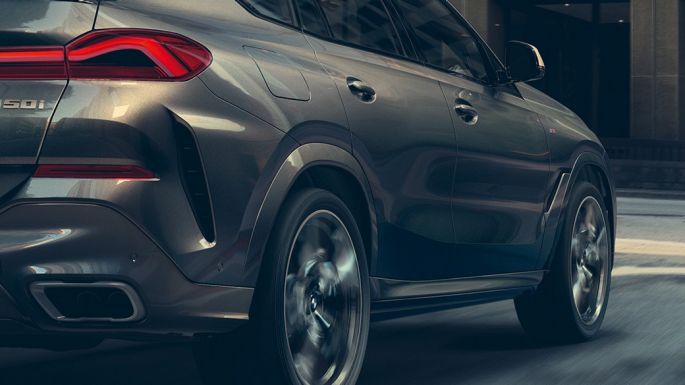 Adaptivt M-chassi Professional. Trefjärdedelsvy bakifrån av BMW X6.