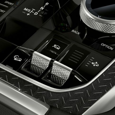 BMW X6-mittkonsol. Närbild på interiören i BMW X6 med fokus på mittkonsolen.