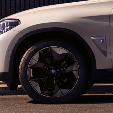 Aerodynamik-fälgar BMW iX3 G08 Närbild fälg Aerodynamik-fälgar BMW iX3 G08 2020 Mineralvit metallic närbild fälg exteriör