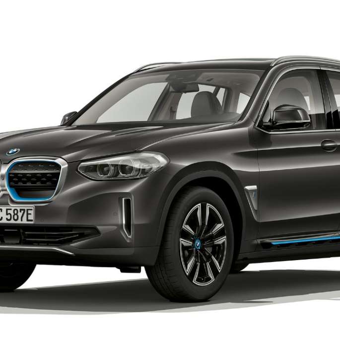 BMW iX3 G08 2020 Utförande ”Inspiring” sedd snett framifrån BMW iX3 G08 2020 Utförande ”Inspiring” Sofistogrå Briljanteffekt sedd snett framifrån