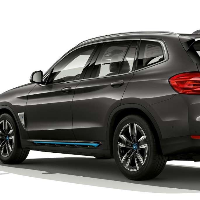 BMW iX3 G08 2020 Utförande ”Inspiring” sedd snett bakifrån BMW iX3 G08 2020 Utförande ”Inspiring” Sofistogrå Briljanteffekt sedd snett bakifrån