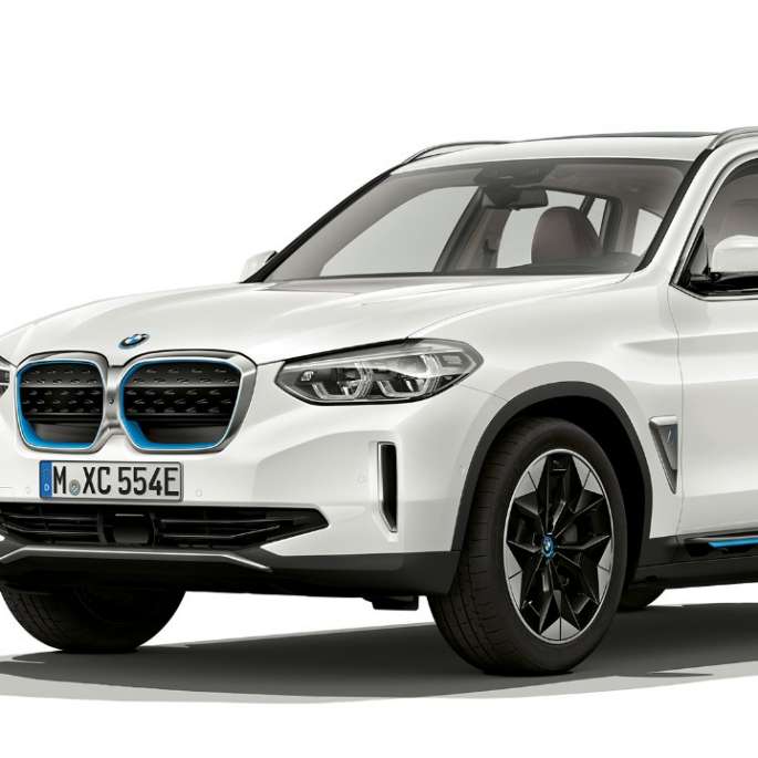 BMW iX3 G08 Utföranden ”Impressive” sedd snett framifrån BMW iX3 G08 2020 Utförande ”Impressive” Mineralvit metallic sedd snett framifrån