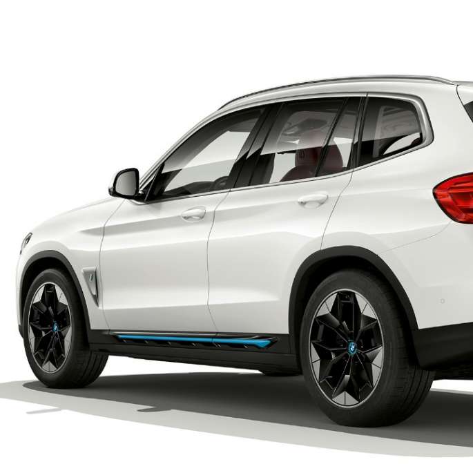 BMW iX3 G08 Utföranden ”Impressive” sedd snett bakifrån BMW iX3 G08 2020 Utförande ”Impressive” Mineralvit metallic sedd snett bakifrån