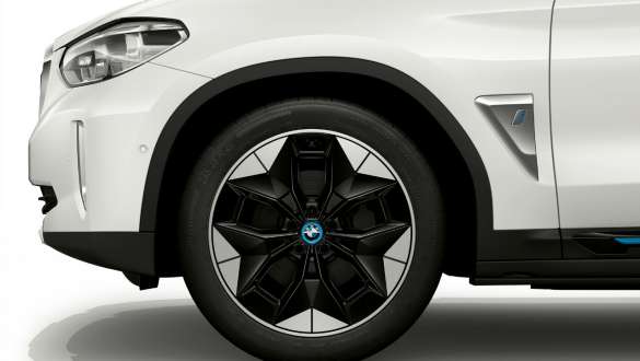 20" Aerodynamikfälgar 843 BMW iX3 G08 20” Aerodynamikfälgar 843 Bicolor med däck med olika däckdimensioner fram och bak BMW iX3 G08 2020 Mineralvit metallic närbild hjul