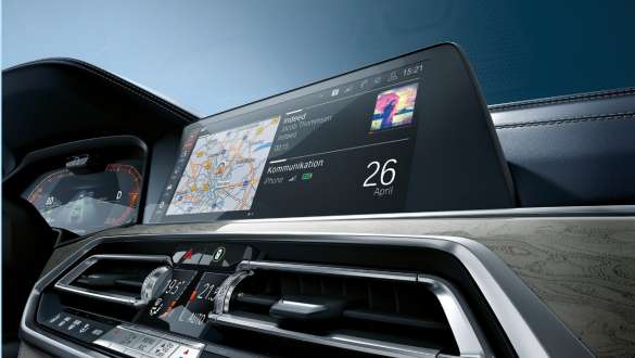 BMW Live Cockpit Professional BMW Live Cockpit Professional sett snett underifrån