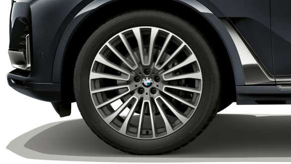 BMW X7, 22" lättmetallfälgar Närbild på BMW X7, 22" lättmetallfälgar