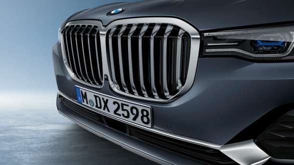 BMW-njure Närbild på BMW X7, frontparti med fokus på BMW-njuren