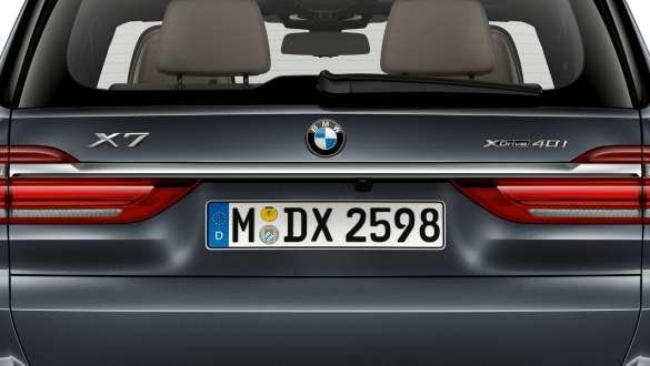 Kromlist på bakpartiet Närbild på BMW X7, kromlist på bakpartiet