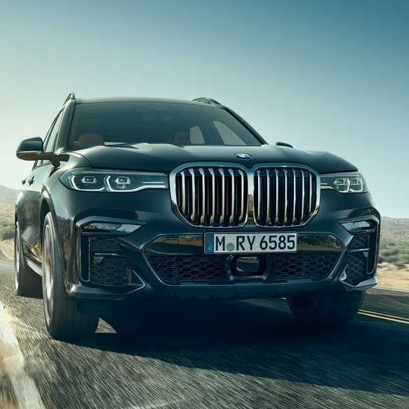 BMW X7 front BMW X7 i Arctic Grey, Exteriör, fronten sedd ur grodperspektiv, G07 2019