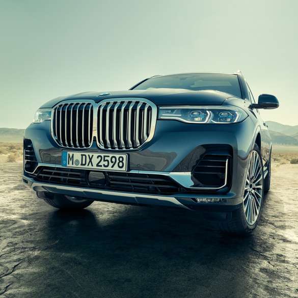 BMW X7 exteriör, snett underifrån BMW X7 exteriör: fronten sedd snett underifrån