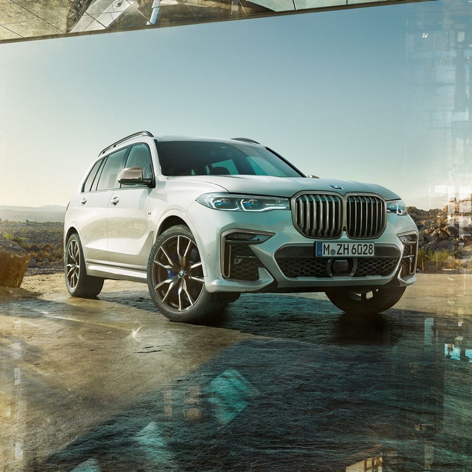 BMW X7 M50d, snett framifrån BMW X7 M50d: stillastående, vit BMW X7 sedd snett framifrån