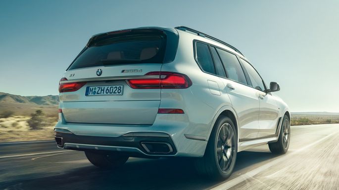 BMW X7 M50d, bakifrån BMW X7 M50d: Vit BMW X7 i rörelse, sedd bakifrån