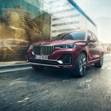 BMW Individual X7 xDrive40i, trefjärdedelsvy framifrån BMW X7 i BMW Individual Ametrine metallic i rörelse, sedd snett framifrån