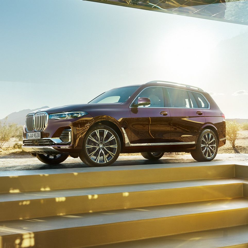 BMW Individual X7 xDrive40i, sedd från sidan BMW X7 i Ametrin metallic, parkerad och sedd från sidan, G07 2019