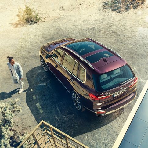 BMW Individual X7 xDrive40i, sedd ur fågelperspektiv BMW X7 i Ametrin metallic, parkerad och sedd ur fågelperspektiv, G07 2019