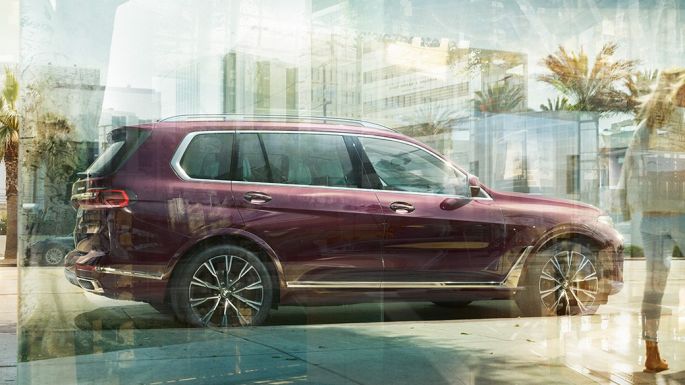 BMW Individual X7 xDrive40i, från sidan Stillastående BMW X7 i BMW Individual Ametrine metallic, från sidan
