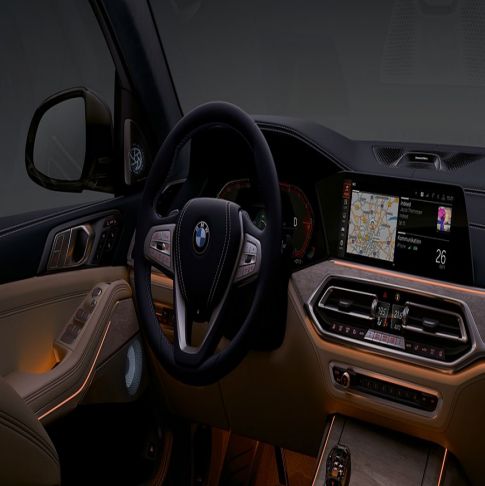 Ambient Light Instrumentdisplayen inramad av Ambient Light i orange