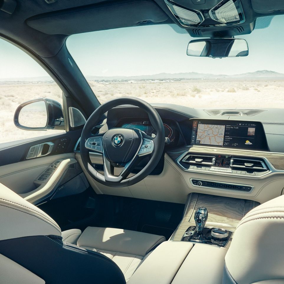 BMW Live Cockpit Professional BMW Live Cockpit Professional: Framsätet med ratt och instrumentdisplay, sett från baksätet