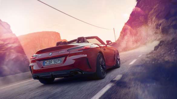 BMW Z4 Roadster, variabel sportstyrning BMW Z4 Roadster i rörelse sedd bakifrån i bergslandskap