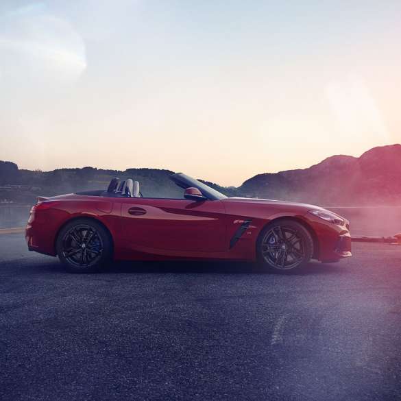 BMW Z4 Roadster från sidan BMW Z4 Roadster från sidan framför bergpanorama