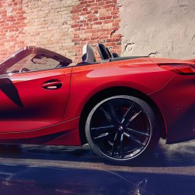 BMW Z4 Roadster sedd från sidan BMW Z4 Roadster sedd från sidan framför tegelvägg