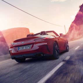 BMW Z4 Roadster sedd bakifrån BMW Z4 Roadster sedd bakifrån på landsväg
