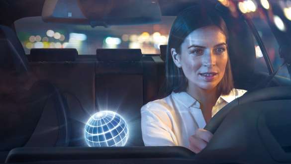 BMW Intelligent Personal Assistant naturlig interaktion Kvinna pratar med BMW Intelligent Personal Assistant medan hon kör sin BMW