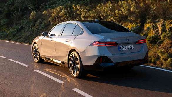 BMW Service Inclusive för begagnade bilar BMW Service Inclusive en kvinna lutar sig mot en BMW X2