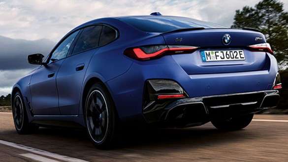 BMW Service Inclusive för nya bilar BMW Service Inclusive en kvinna går framför en BMW i4 längs kusten