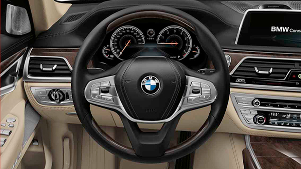 BMW läderklädd ratt med träapplikationer