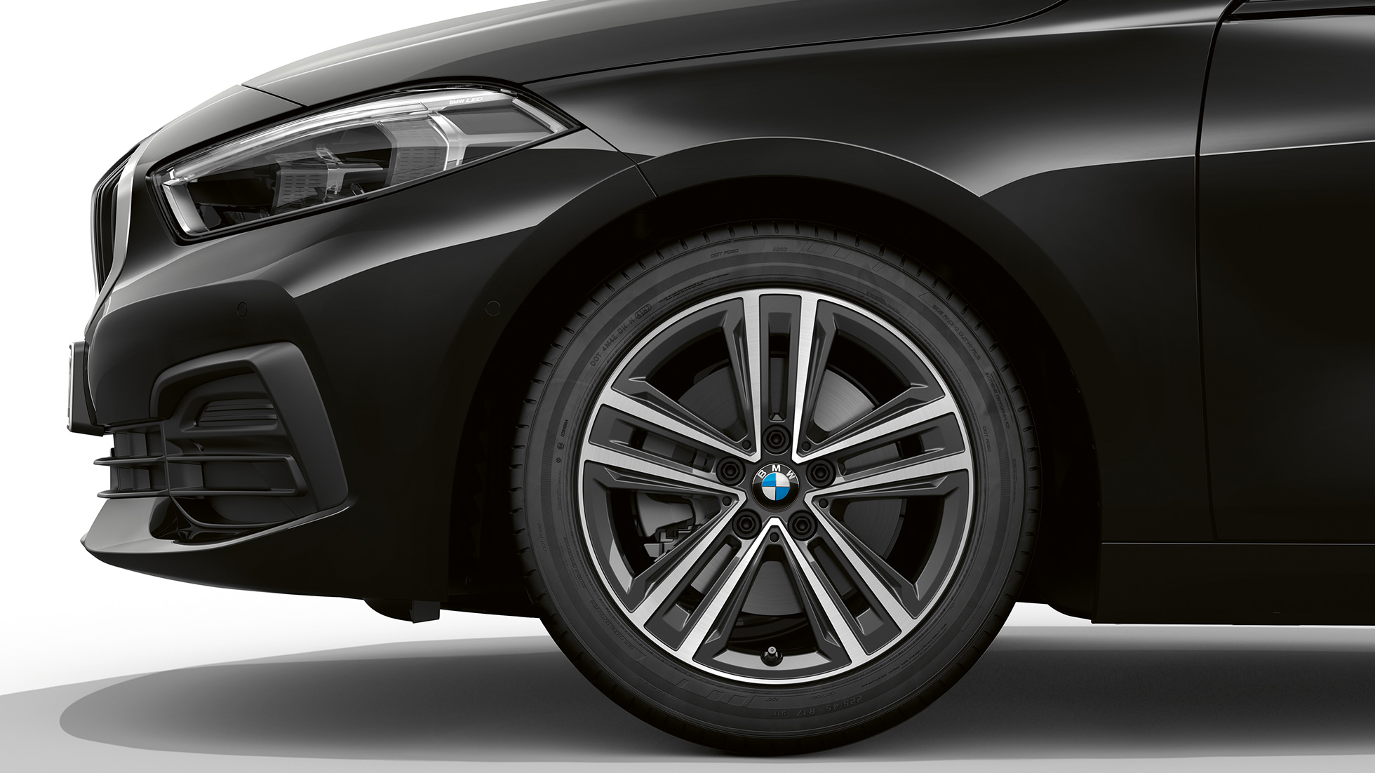 16" lättmetallfälg Stjärneker 517. BMW 1-serie Modell Advantage i Svart, sedd snett framifrån med 16" M lättmetallfälg Stjärneker 517.