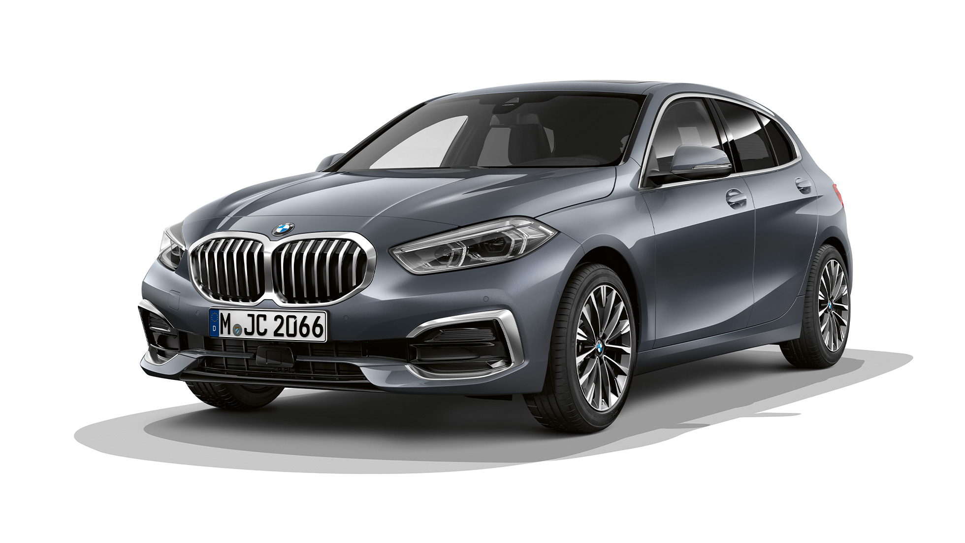 BMW 1-serie Modell Luxury Line, trefjärdedelsvy framifrån. BMW 1-serie Modell Luxury Line i Storm Bay-metallic, studiobild trefjärdedelsvy framifrån.