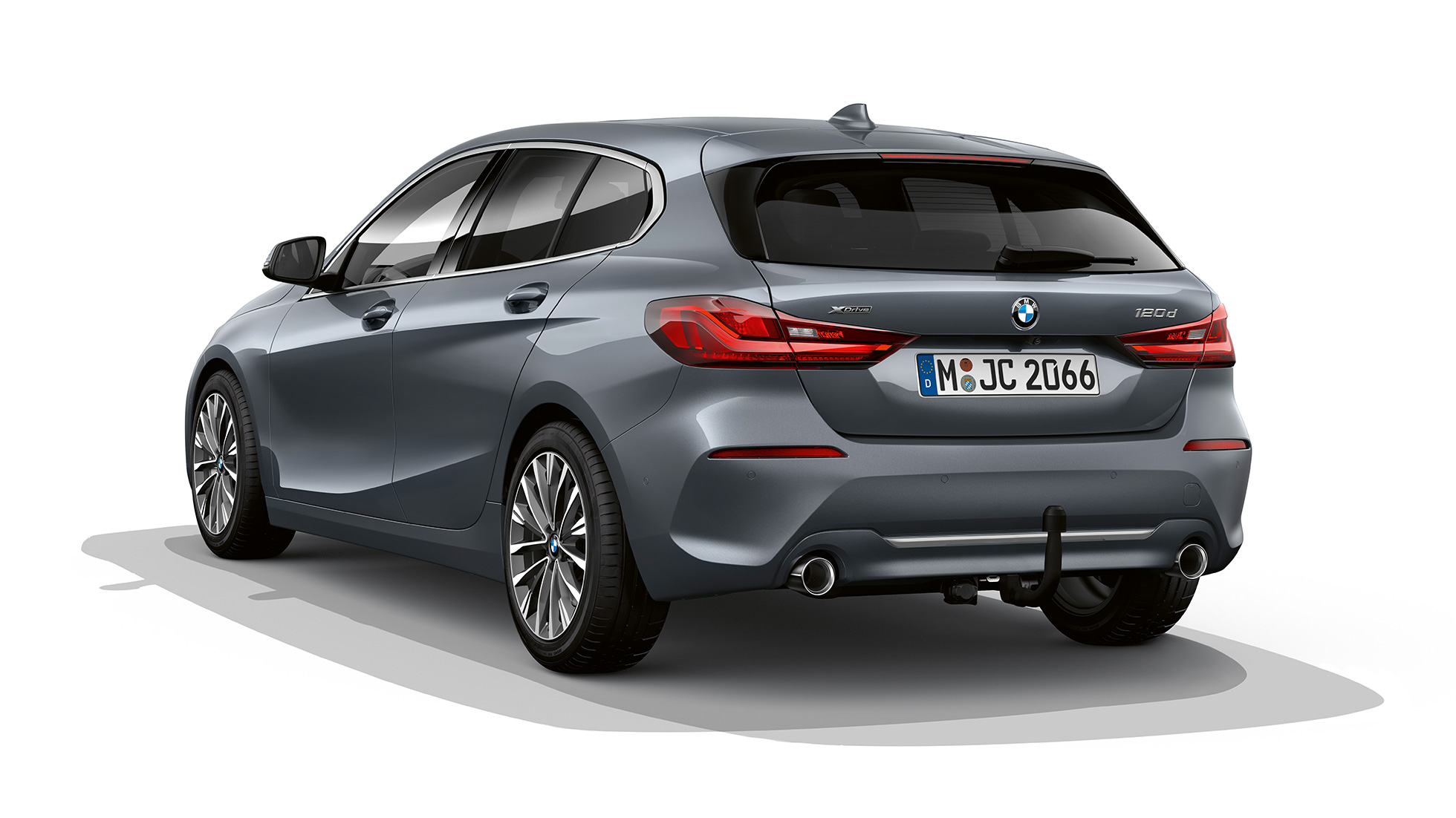 BMW 1-serie Modell Luxury Line, trefjärdedelsvy bakifrån. BMW 1-serie Modell Luxury Line i Storm Bay-metallic, studiobild trefjärdedelsvy bakifrån.