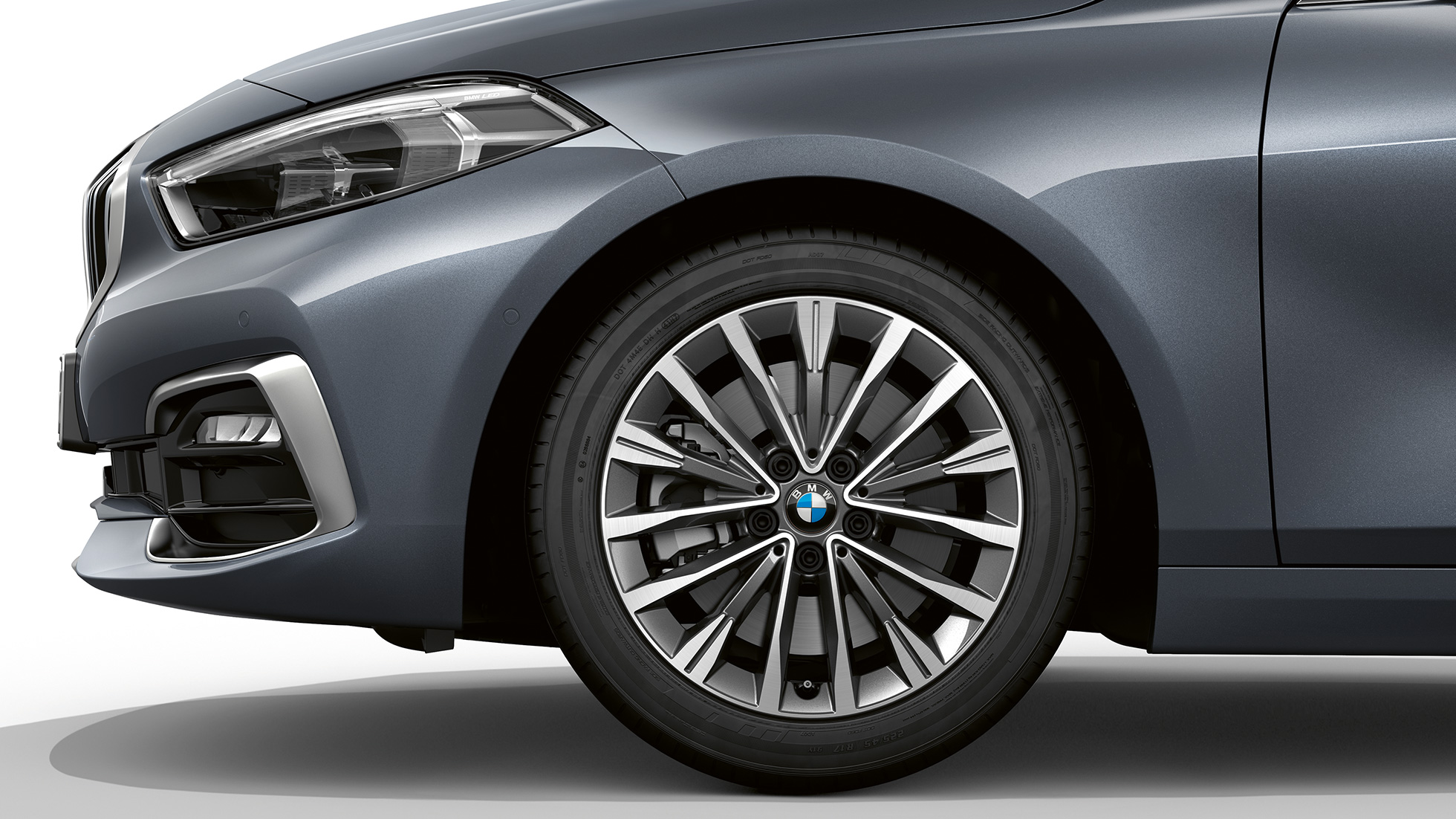 17" lättmetallfälg Multieker 547. BMW 1-serie Modell Luxury Line i Storm Bay-metallic, sedd snett framifrån med 17" M lättmetallfälg Multieker 547.