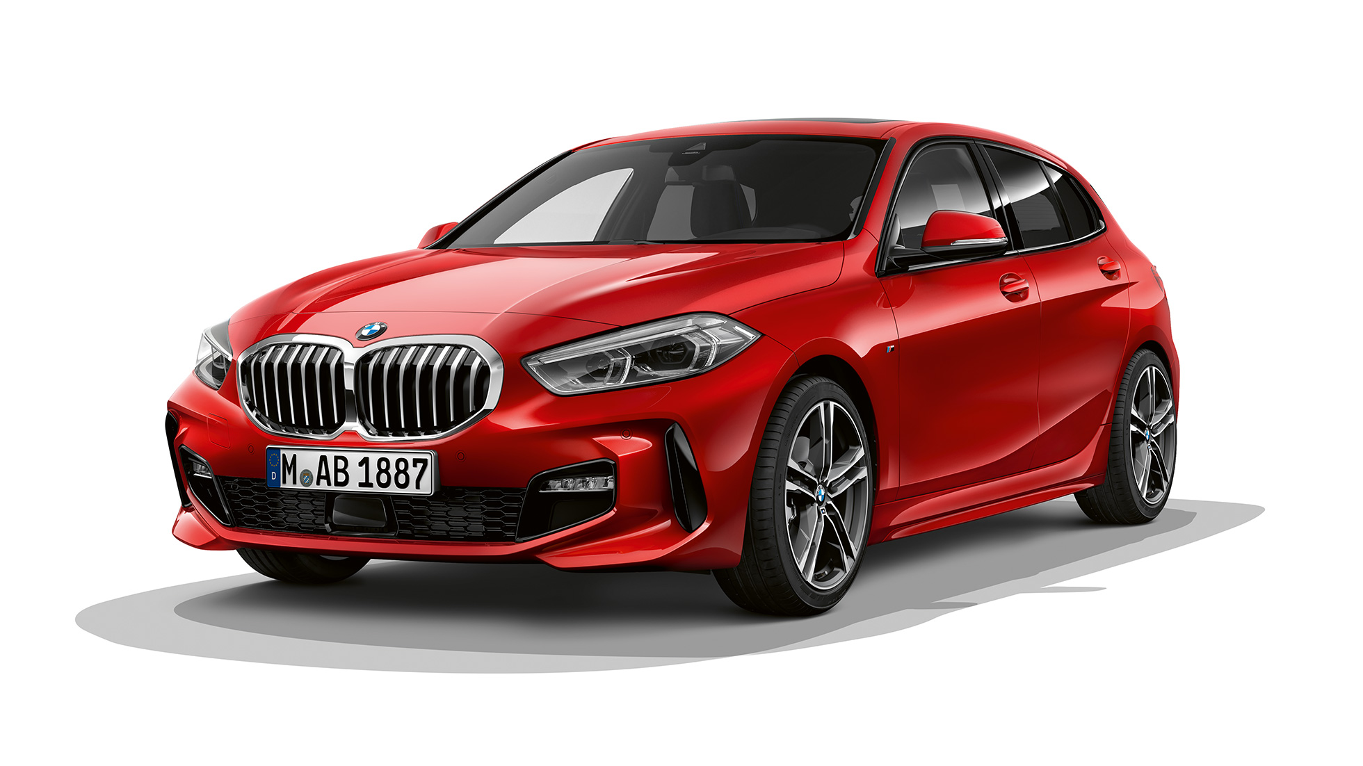 BMW 1-serie Modell M Sport, trefjärdedelsvy framifrån. BMW 1-serie Modell M Sport i Melbourne Rödmetallic, studiobild trefjärdedelsvy framifrån.