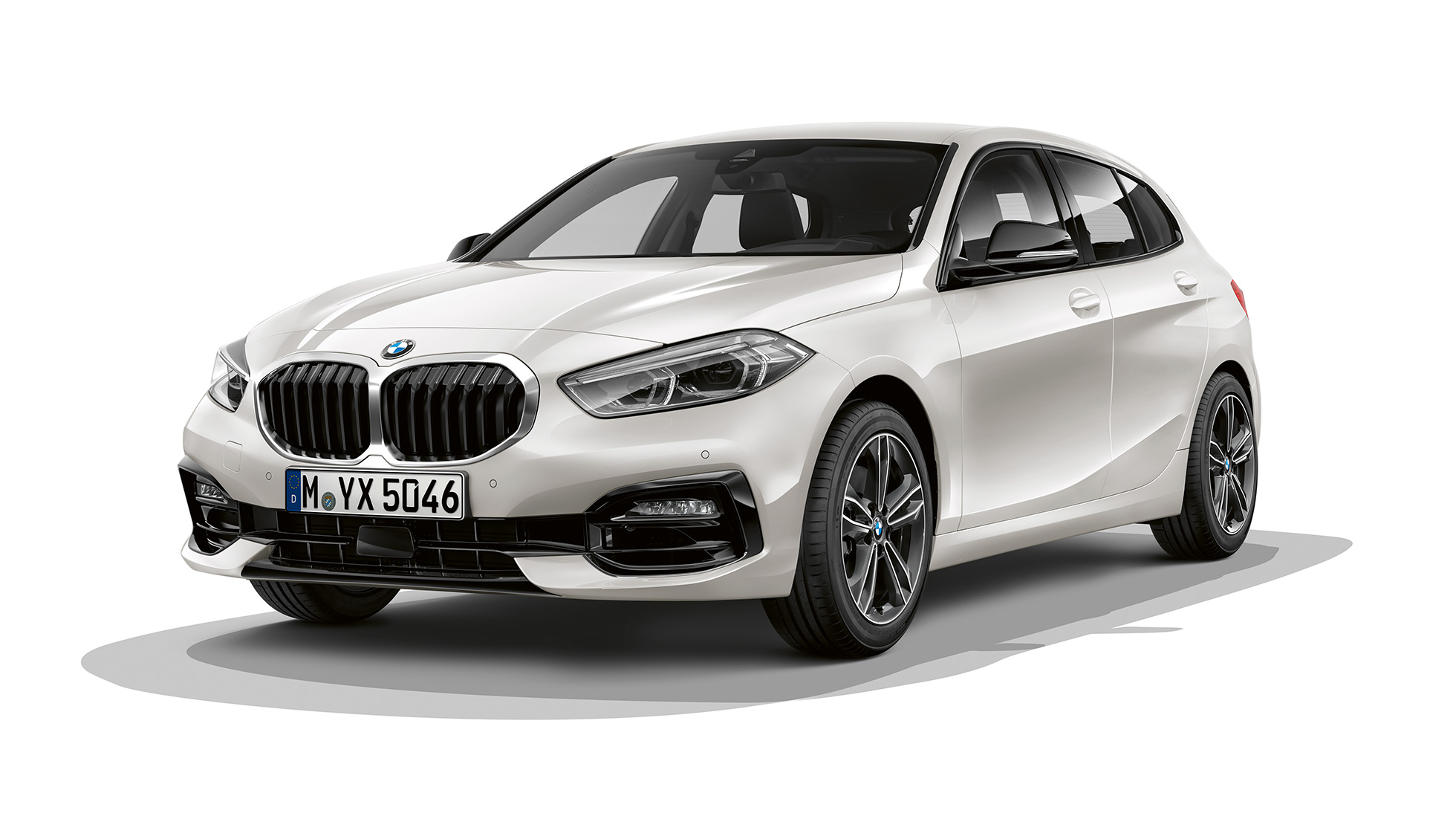 BMW 1-serie Modell Sport Line, trefjärdedelsvy framifrån. BMW 1-serie Modell Sport Line i Mineralvit metallic, studiobild trefjärdedelsvy framifrån.