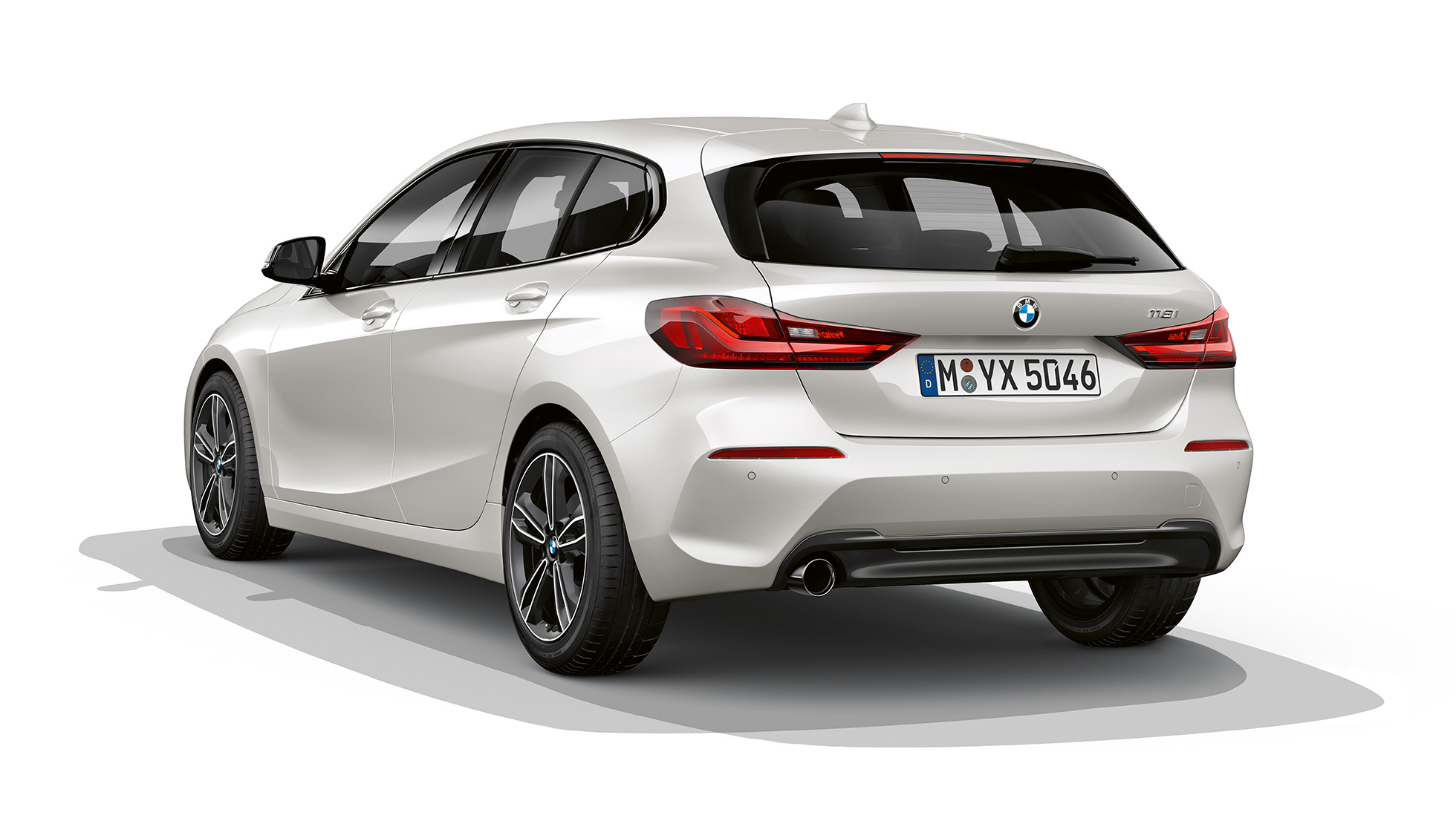 BMW 1-serie Modell Sport Line, trefjärdedelsvy bakifrån. BMW 1-serie Modell Sport Line i Mineralvit metallic, studiobild trefjärdedelsvy bakifrån.