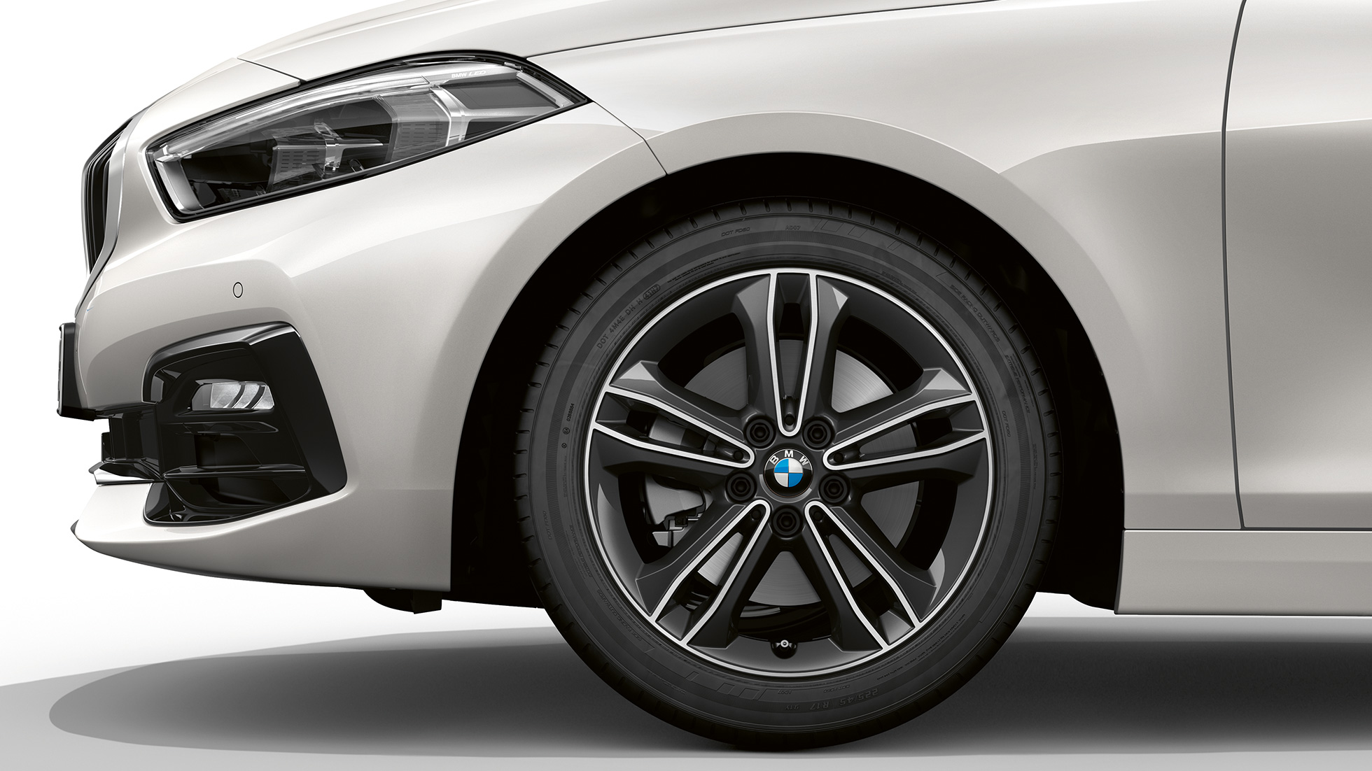 17" lättmetallfälg Dubbeleker 549. BMW 1-serie Modell Sport Line i Mineralvit metallic, sedd snett framifrån med 17" M lättmetallfälg Dubbeleker 549.