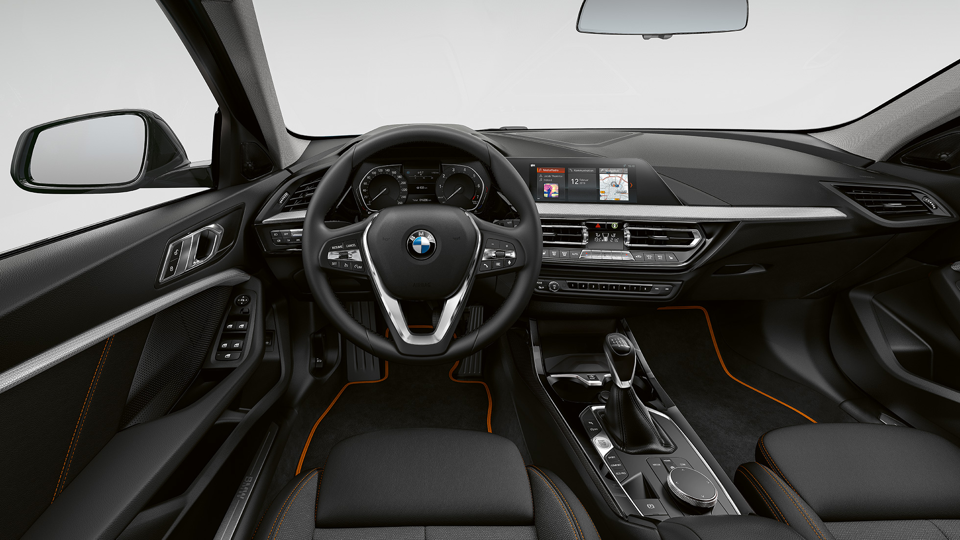 Lädersportratt med multifunktion. BMW 1-serie Modell Sport Line, förarplats med sportläderratt.