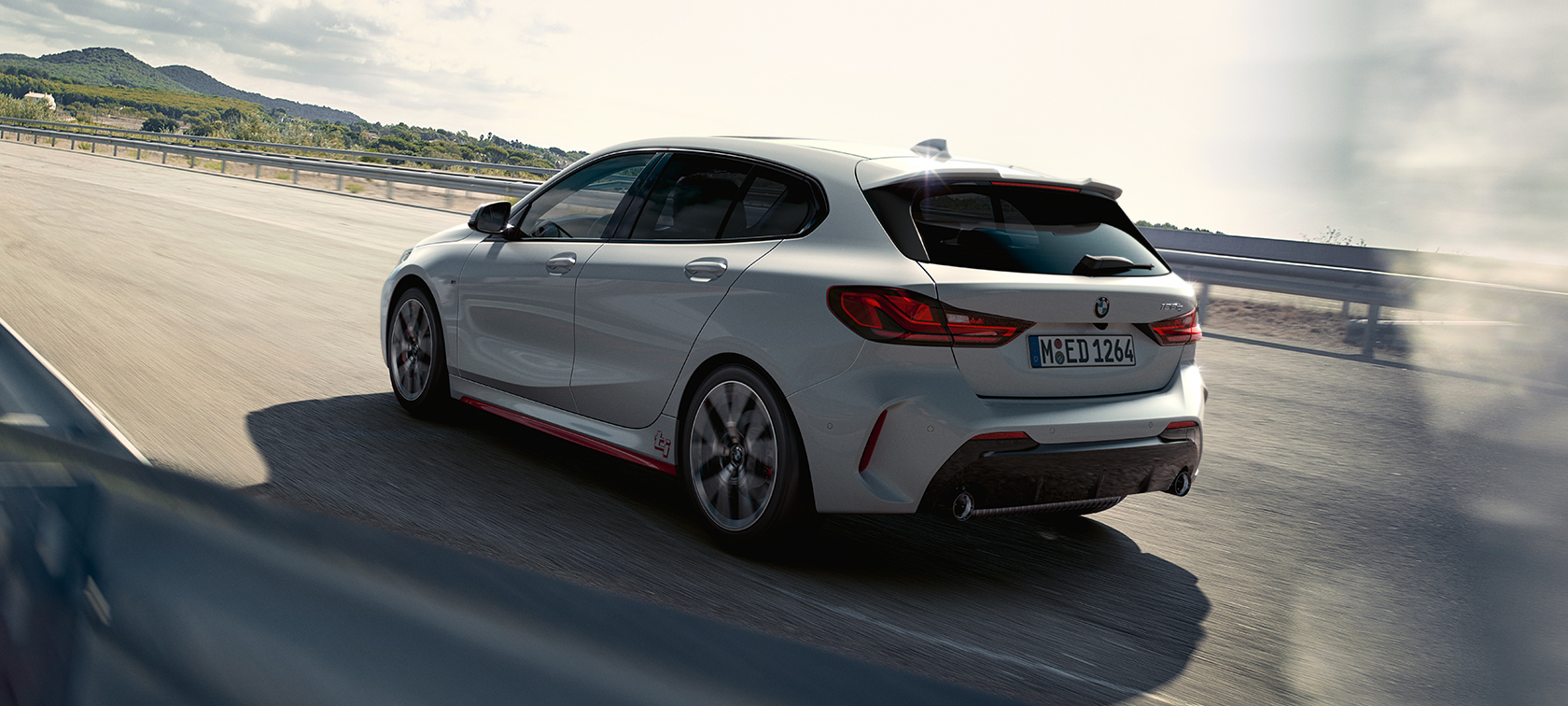 BMW 1-serie 128ti sedd snett bakifrån BMW 1-serie 128ti F40 sedd snett bakifrån körandes