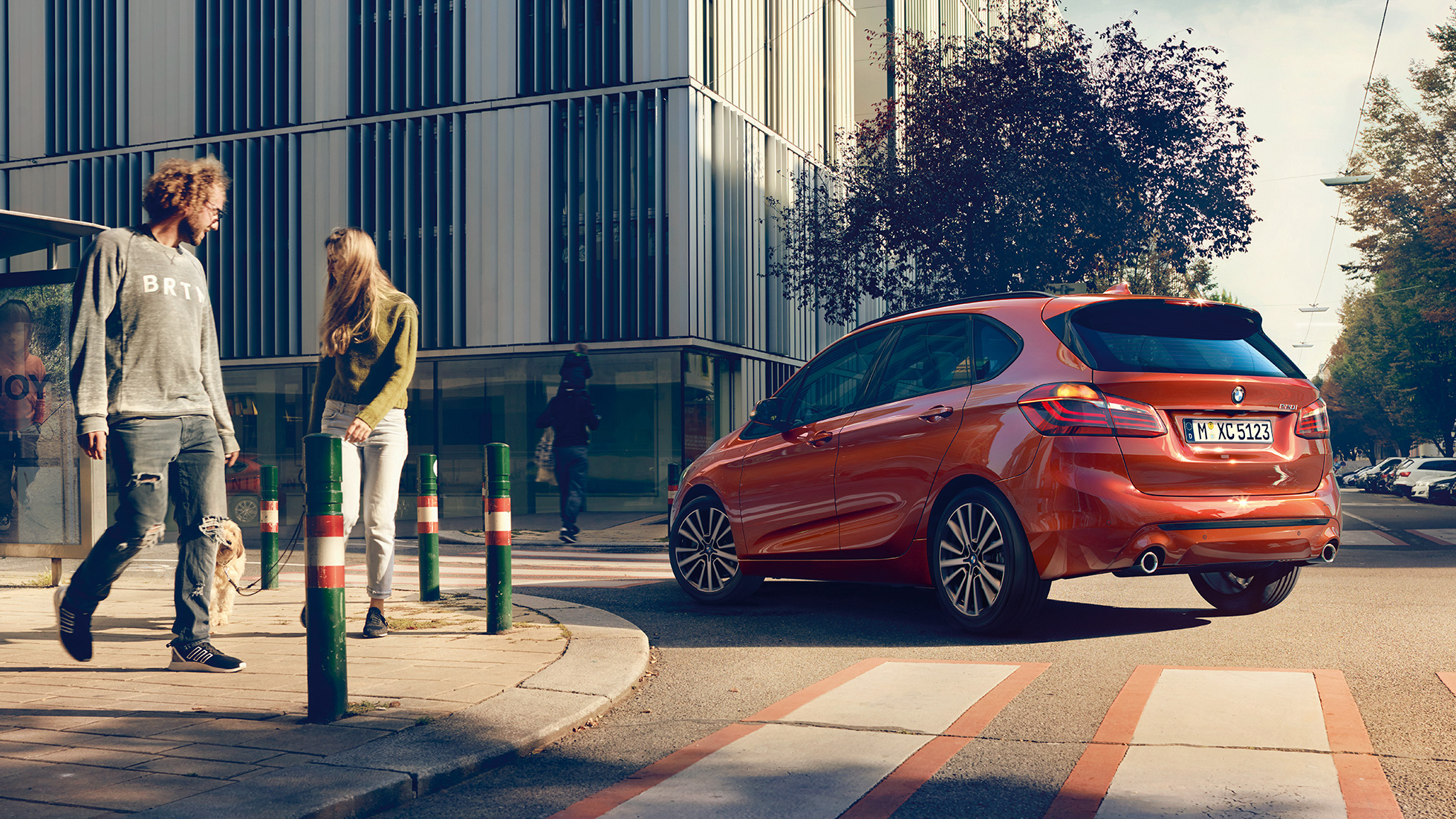 Kördynamik BMW 2-serie Active Tourer Kördynamik BMW 2-serie Active Tourer 220i F45 2018 Sunset Orange metallic sedd snett bakifrån