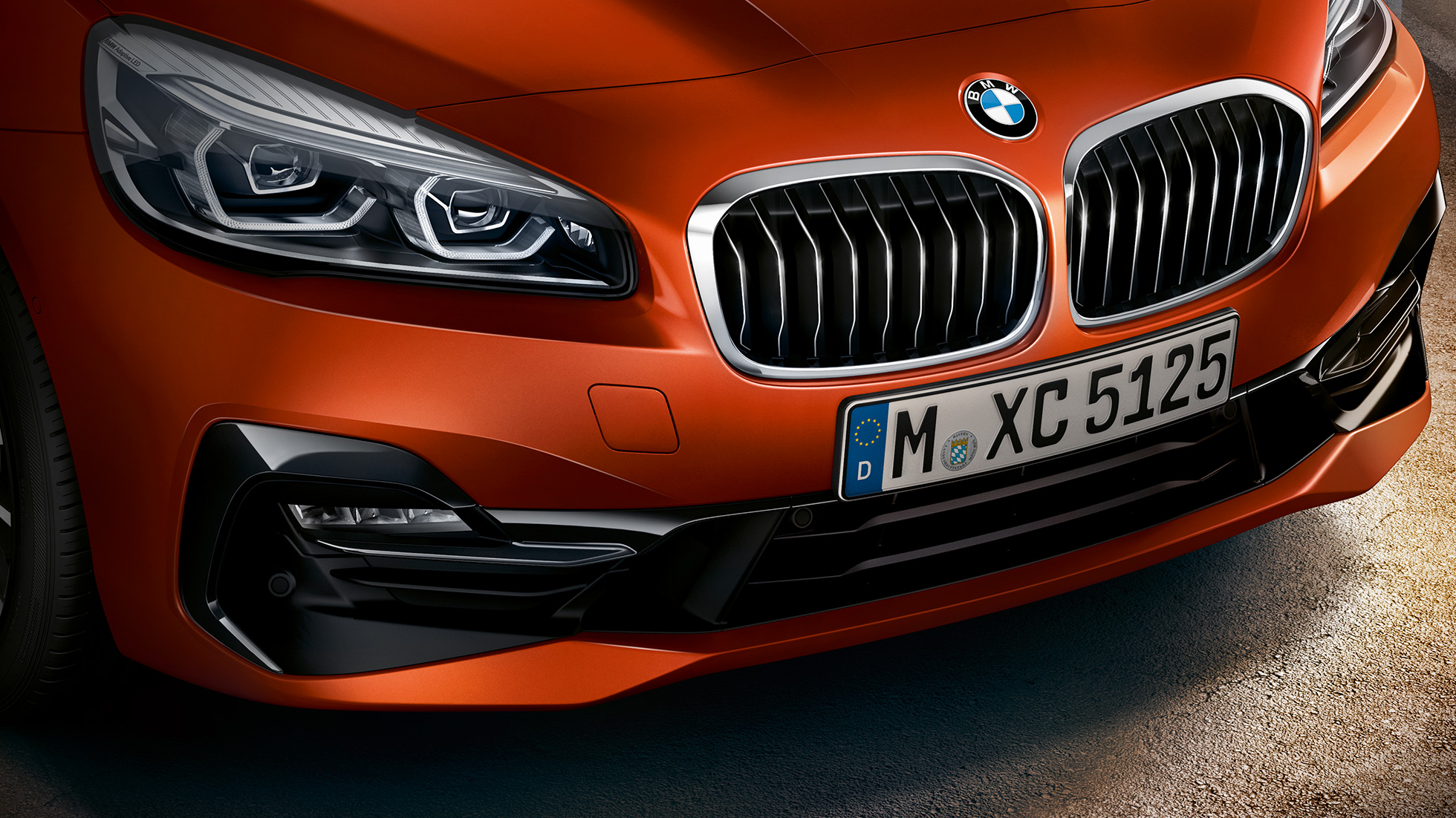 Dubbelnjure BMW 2-serie Active Tourer Dubbelnjure BMW 2-serie Active Tourer F45 2018 Sunset Orange metallic närbild front