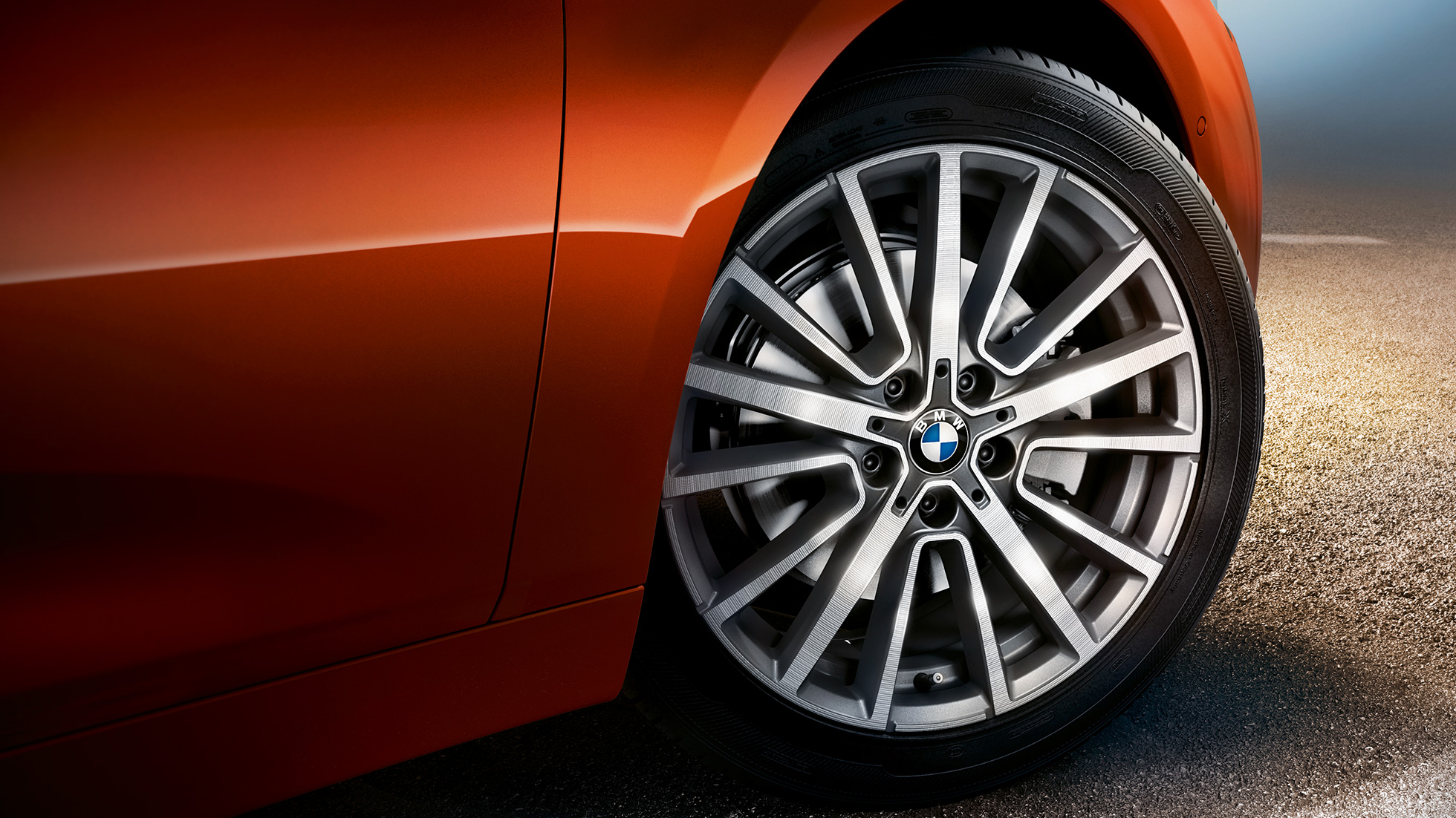 Aluminiumfälg BMW 2-serie Active Tourer Fälg BMW 2-serie Active Tourer F45 2018 Sunset Orange metallic närbild hjul