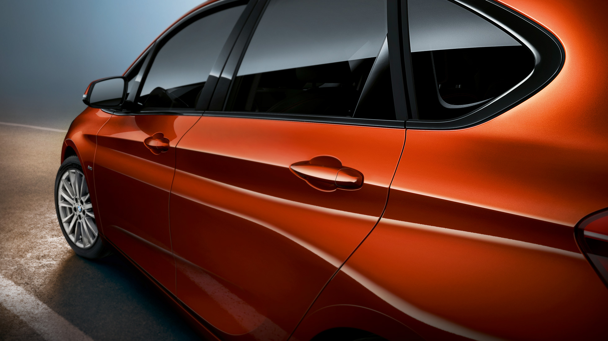 Närbild sida BMW 2-serie Active Tourer BMW 2-serie Active Tourer F45 2018 Sunset Orange metallic närbild sida